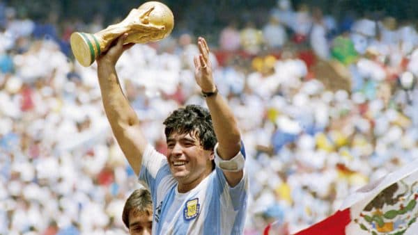 bintang_pesepak_bola_dunia_diego_maradona_meninggal