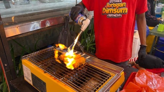 bisnis_dimsum_bakar_raup_puluhan_juta_sehari