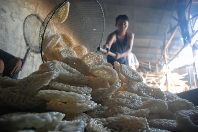 bisnis_kerupuk_mawar_memiliki_omzet_yang_gurih