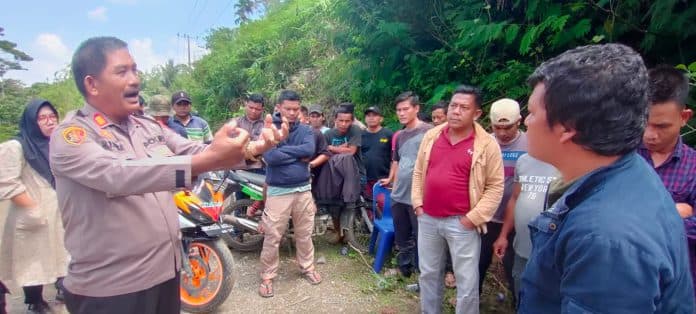 blokir_akses_jalan_ke_pt_dpm_kapolsek_parongil_bubarkan_massa_eks_security