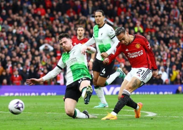 blunder_bek_liverpool_bikin_berbagi_angka_dengan_manchester_united