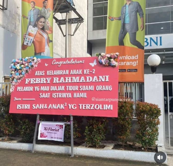 bni_siantar_dapat_kiriman_papan_bunga_membangongkan_pesan_menohok_untuk_pelakor