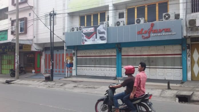 bnn_razia_karaoke_dejava_seluruh_tamu_bersih_narkoba_tapi_di_kos_kosan_andalas_10_orang_positif