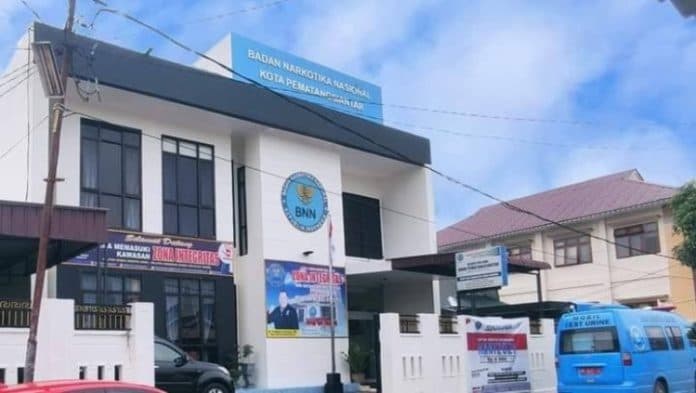 bnn_siantar_dan_brimob_tangkap_bandar_narkoba_di_parluasan