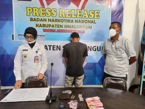 bnn_simalungun_ringkus_pengedar_sabu_dari_kecamatan_bandar