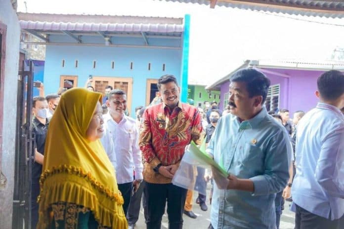 bobby_dampingi_menteri_atrbpn_bagi_sertifikat_tanah_warga_terima_kasih_pak_wali_kota