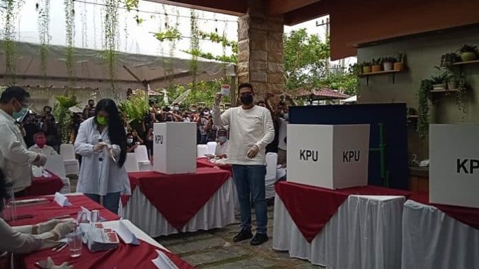 bobby_dan_kahiyang_nyoblos_di_tps_22_komplek_tasbih