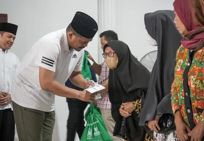 bobby_distribusikan_zakat_asn_pemko_medan_pada_ribuan_warga_kurang_mampu
