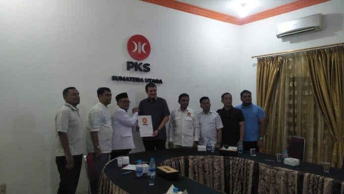 bobby_nasution_ambil_formulir_balon_gubernur_sumut_ke_sembilan_partai