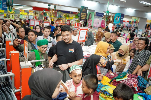 bobby_nasution_bawa_100_anak_yatim_dhuafa_belanja_baju_lebaran