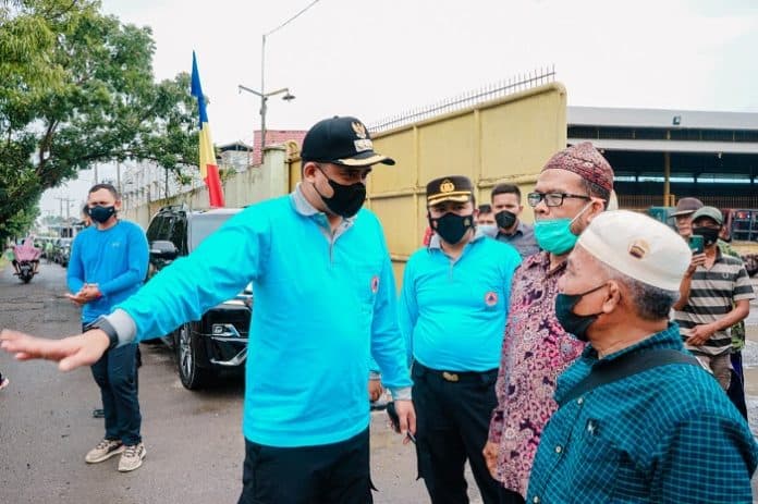 bobby_nasution_cari_solusi_permasalahan_jalan_nippon_marelan_yang_sering_dilintasi_truk