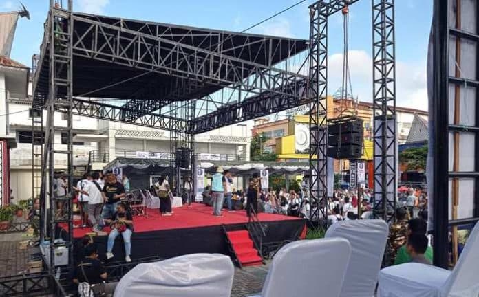 bobby_nasution_gagal_injakkan_kaki_di_tugu_becak_siantar