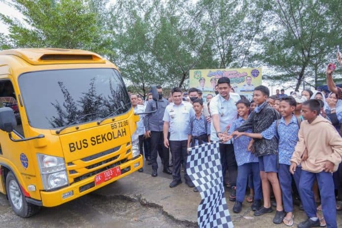 bobby_nasution_sediakan_bus_antar_jemput_sekolah_gratis_bagi_warga_sicanang