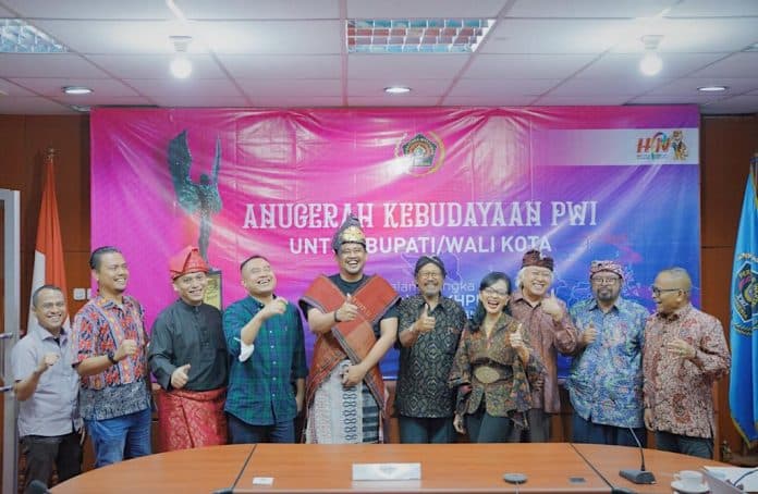 bobby_nasution_terima_anugerah_kebudayaan_2023_dari_pwi_pusat