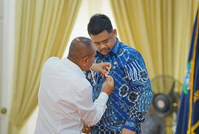 bobby_nasution_terima_lencana_penghargaan_produktivitas_siddhakarya_sumut_2022