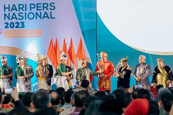 bobby_nasution_terima_penghargaan_anugerah_kebudayaan_pwi_pusat_2023