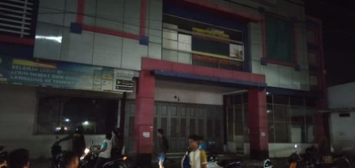 bobol_gedung_supermarket_kasimura_2_orang_pria_diamankan_polisi