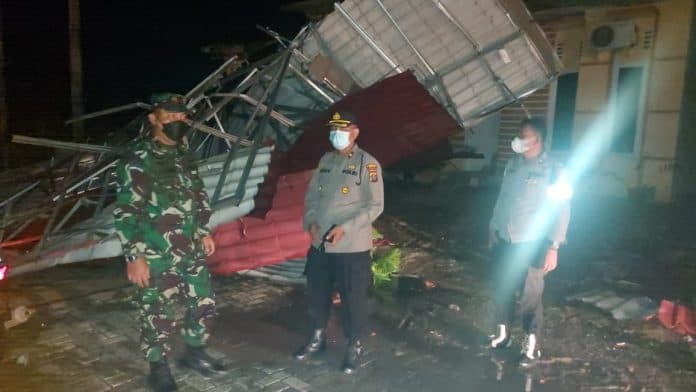 bocah_6_tahun_tewas_tertimpa_baja_atap_rumah_yang_ambruk