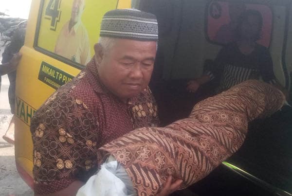 bocah_dibunuh_ayah_tiri_di_lubuk_pakam_dikubur_di_tpu_muslim
