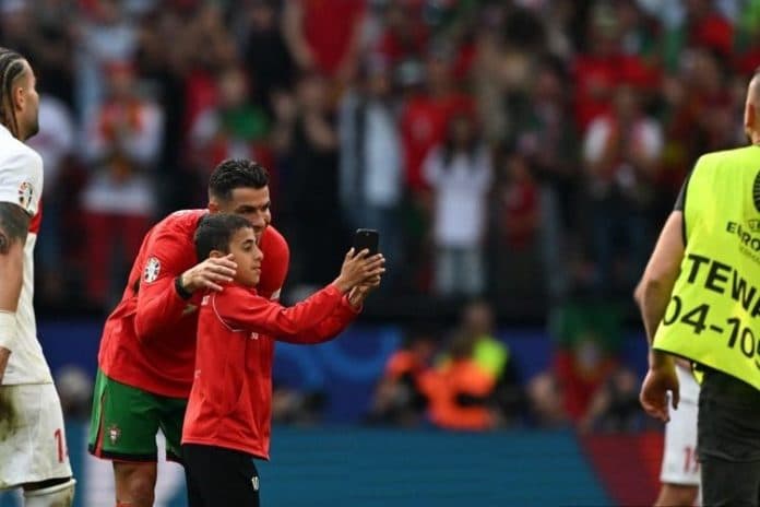 bocah_laki_laki_menyusup_ke_lapangan_demi_selfie_dengan_ronaldo