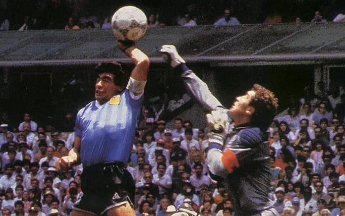 bola_gol_tangan_tuhan_maradona_akan_dilelang_pekan_depan