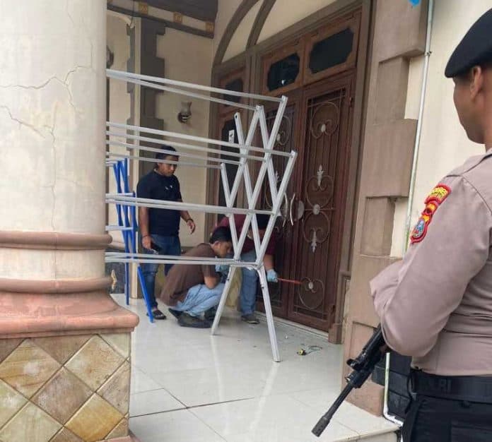 bom_molotov_gagal_bakar_rumah_mantan_plt_bupati_labuhanbatu
