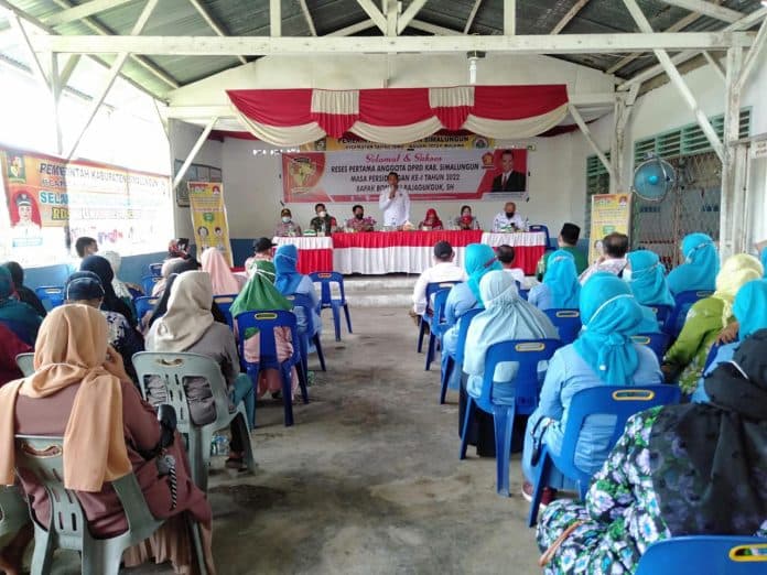 bona_uli_gelar_reses_warga_dambakan_pengaspalan_jalan