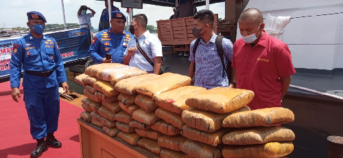 bongkar_peredaran_narkoba_aceh_kepri_polairud_sita_49_kg_ganja_di_belawan