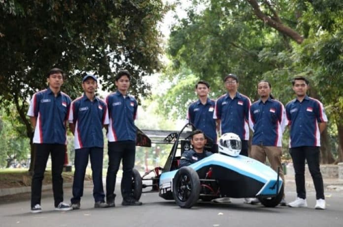 borong_6_piala_tim_yacaranda_ugm_juara_umum_kompetisi_mobil_listrik_indonesia