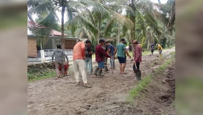 bosan_nunggu_pembangunan_pemerintah_warga_di_asahan_gotong_royong_bangun_jalan_pakai_uang_pribadi