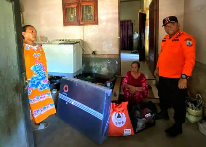 bpbd_binjai_beri_bantuan_kepada_korban_kebakaran