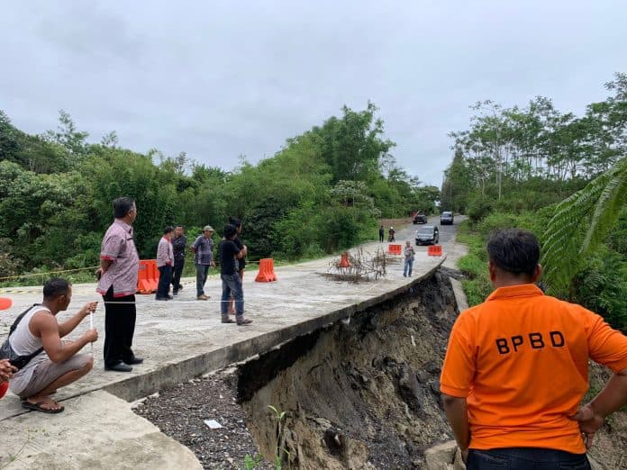bpbd_identifikasi_longsor_jalan_menuju_polres_dan_dprd_simalungun