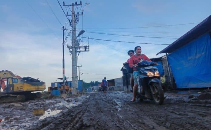bpbd_sumut_kerahkan_armada_bantu_masyarakat_bersihkan_lumpur_tebal_pasca_banjir