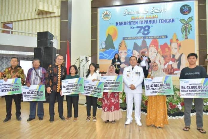 bpjamsostek_padangsidimpuan_serahkan_manfaat_jkk_dan_jkm_rp843_juta_bagi_peserta_yang_didaftarkan_pemkab_tapteng