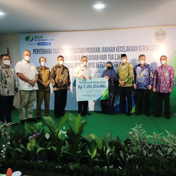 bpjs_ketenagakerjaan_serahkan_santunan_rp71_miliar_ke_ahli_waris_dirut_bank_sumut