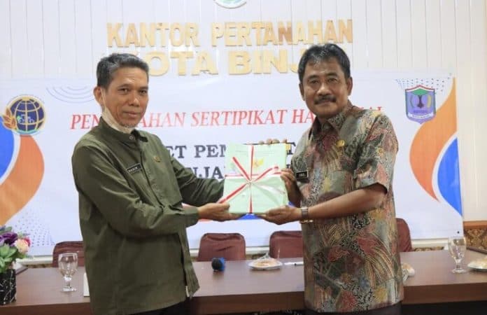 bpn_binjai_serahkan_1226_persil_sertifikat_tanah