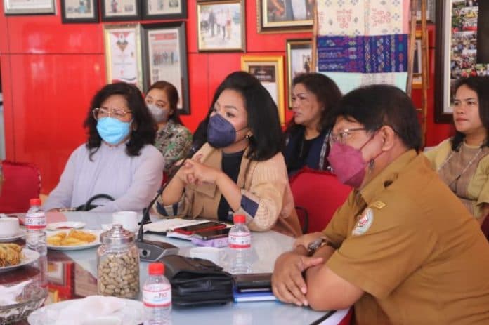 bpodt_rilis_toba_fashion_week_2022_satika_simamora_angkat_ekonomi_perajin_ulos
