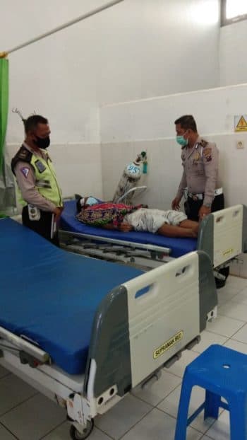 brakkk_pejalan_kaki_roboh_dihantam_sepedamotor_di_huta_bayu_raja