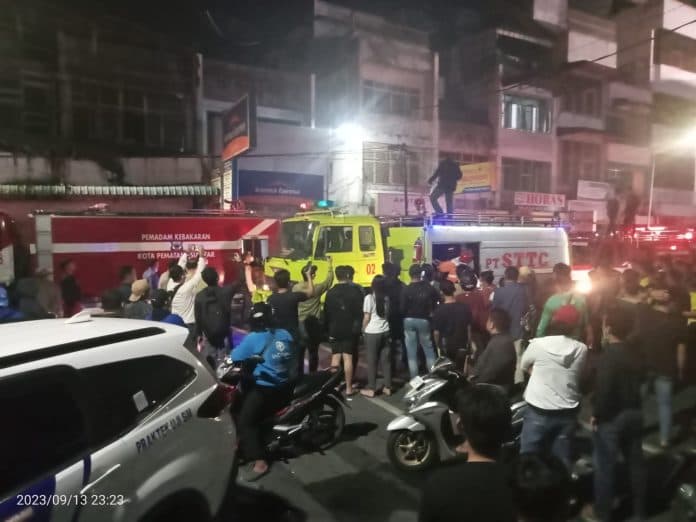 breaking_news_apotek_kimia_farma_siantar_terbakar