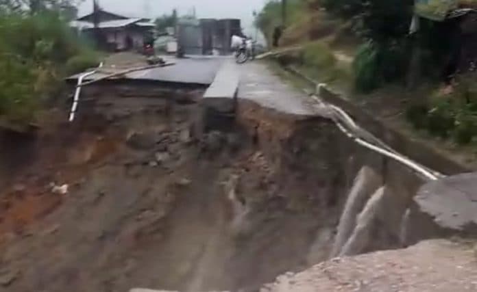 breaking_news_dilanda_longsor_jalinsum_sidikalang_dolok_sanggul_putus_total