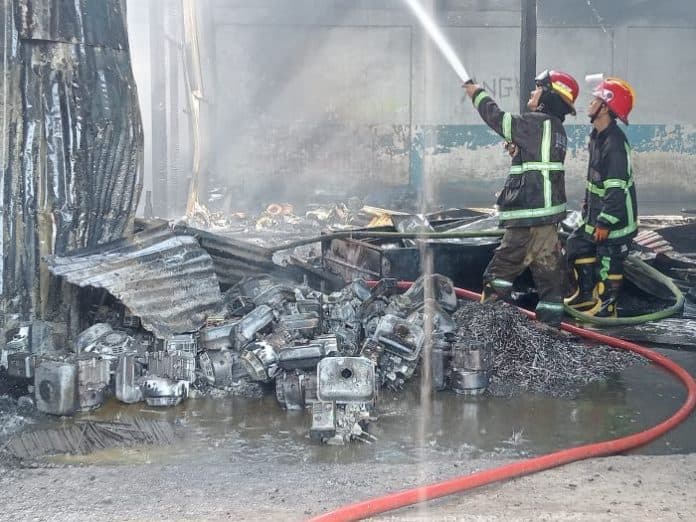 breaking_news_gudang_jasa_angkutan_terbakar_di_jalan_rajawali_medan