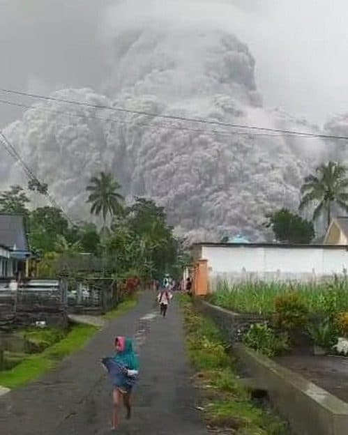 breaking_news_gunung_semeru_meletus_hebat_warga_panik_berlarian
