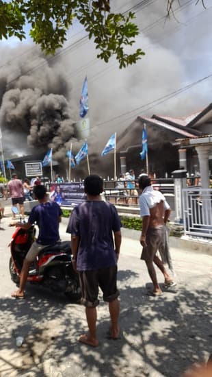 breaking_news_rumah_aspirasi_bacaleg_partai_demokrat_siantar_dilalap_api
