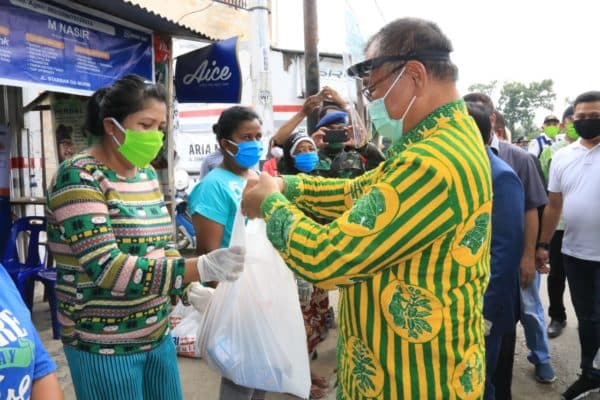 bri_bagikan_2000_paket_sembako_plt_wali_kota_medan_beri_apresiasi