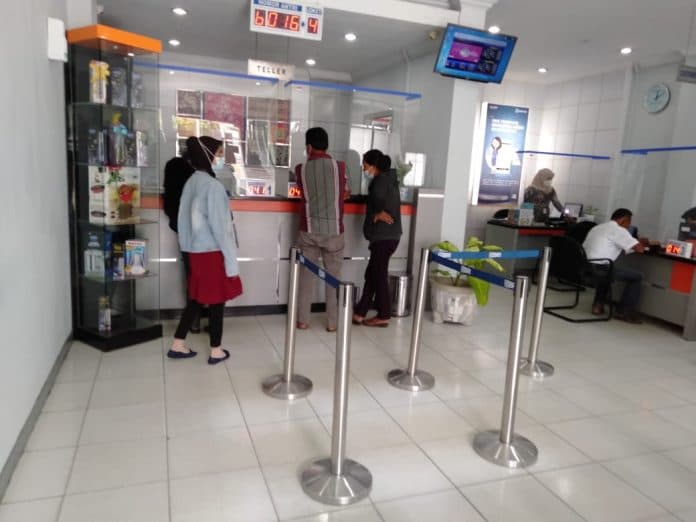 bri_menolak_mengganti_uang_koyak_pecahan_rp_100_ribu_milik_nasabah