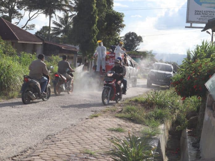 brimob_poldasu_gelar_penyemprotan_disenfektan_di_dusun_lancang_dairi_yang_dilockdown