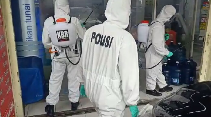 brimob_poldasu_lakukan_penyemprotan_disinfektan_di_mini_market