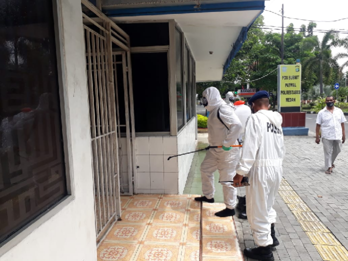 brimob_poldasu_semprot_disinfektan_ke_fasilitas_umum