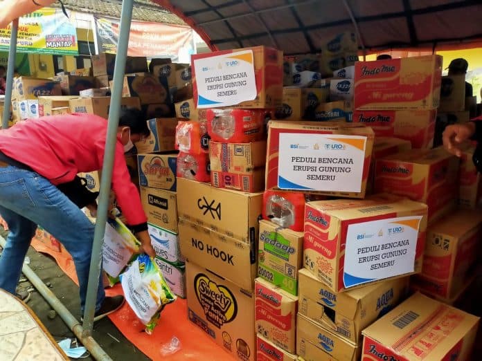 bsi_kirim_bantuan_sembako_dan_relawan_medis_ke_lokasi_terdampak_erupsi_semeru