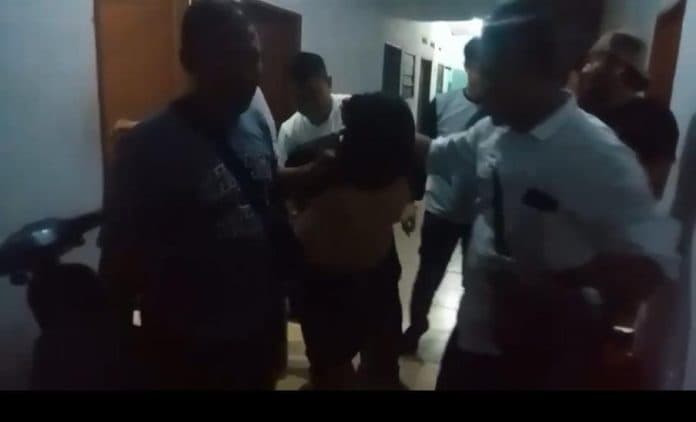 buang_mayat_ke_taput_ayah_tiri_dan_ibu_kandung_yang_bunuh_balita_di_medan_dibekuk_polisi